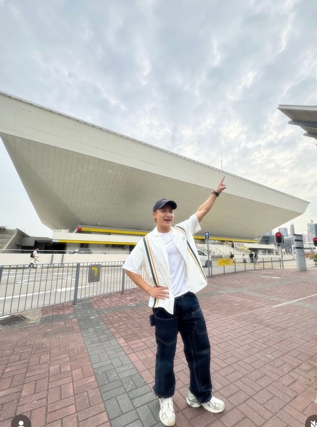 方力申急不及待在紅館前留影。 方力申急不及待在紅館前留影。