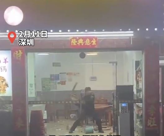 深圳有保安醉酒後瘋狂破壞飯店。