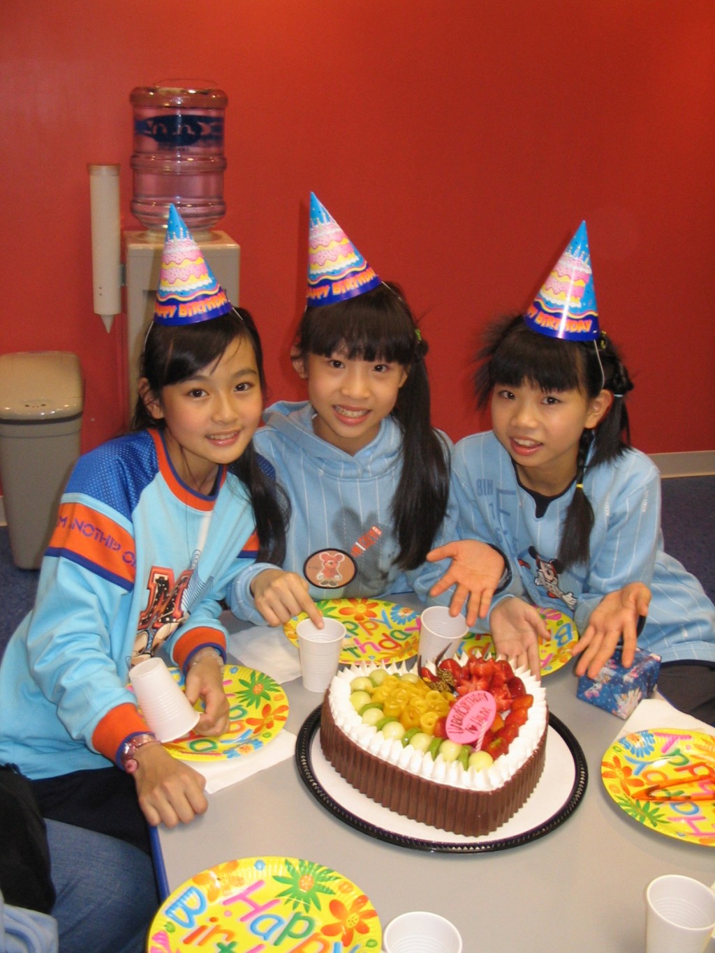 李蘊（右）在2004年12歲時，與10歲的陳曉彤（中）及11歲的盧嘉寶組合Cream出道。