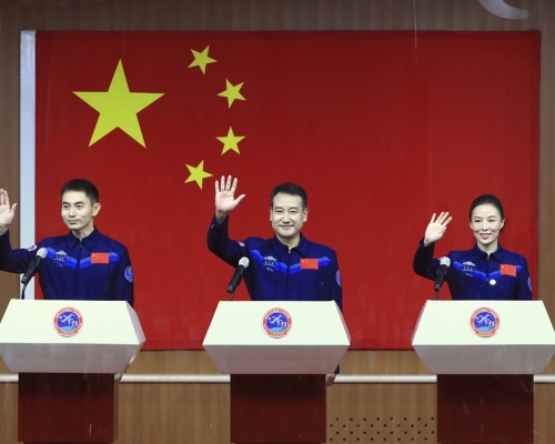 翟志剛(中)、王亞平(右)及葉光富(左)將進行神舟十三號載人航天任務。新華社圖片