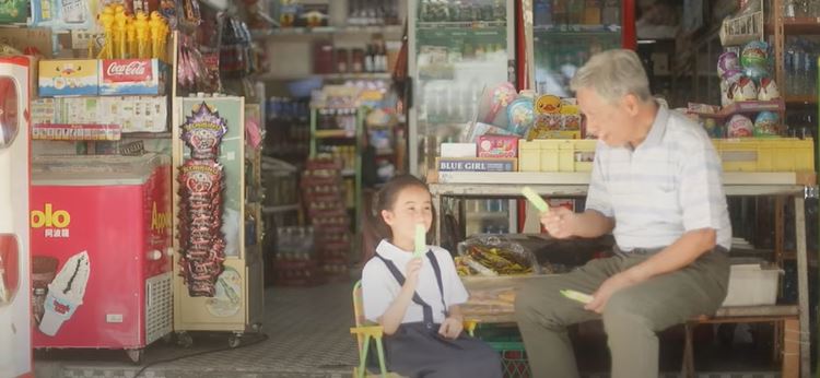 大女Scarlet与公公吴朱荣拍过红十字会的微电影。