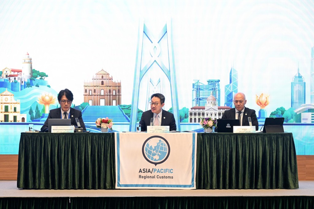 香港海關關長陳子達(中)主持會議。 香港海關關長陳子達(中)主持會議。