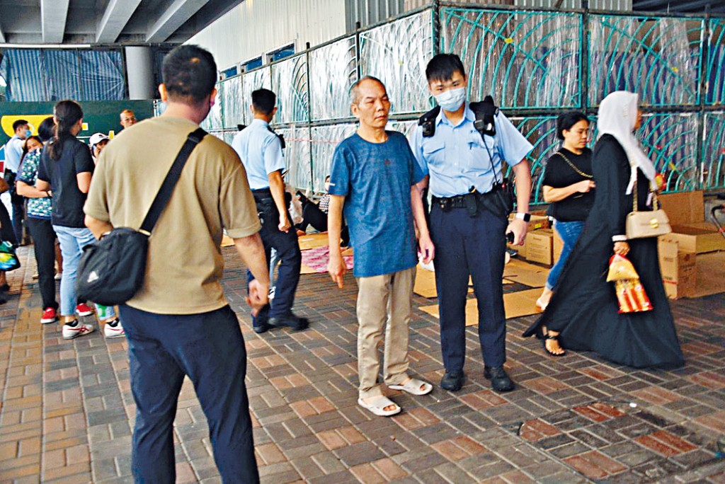 街頭觀看別人下象棋其間遭人搶劫的男子，向警員講述事發經過。 