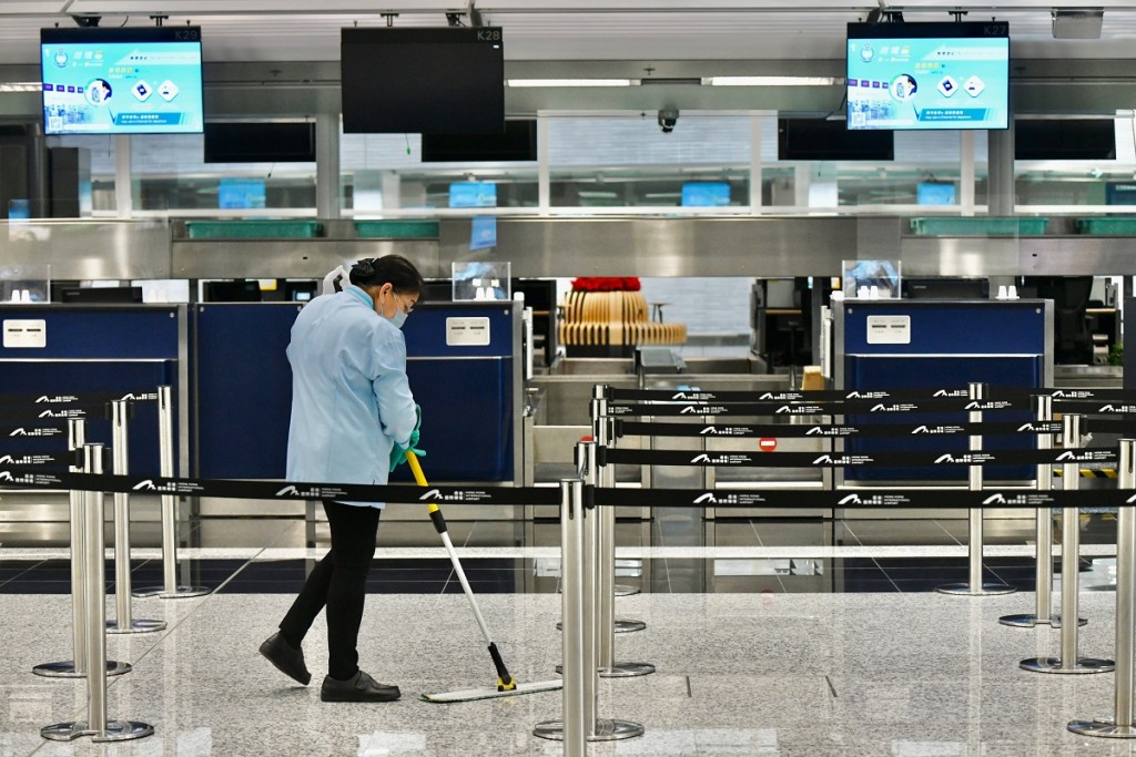 梁子超提倡機場員工強制接種疫苗及定期檢測。資料圖片