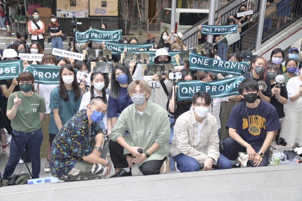 樂隊ONE PROMISE今日在中環街市舉行迷你音樂會。