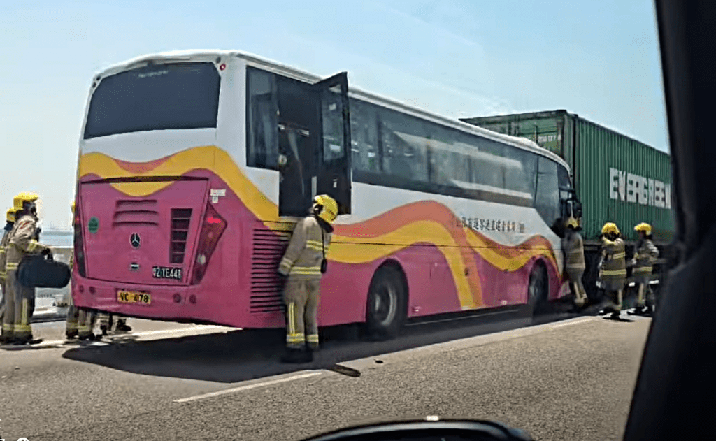 消防將被困司機救出。fb：突發馬路車cam大全