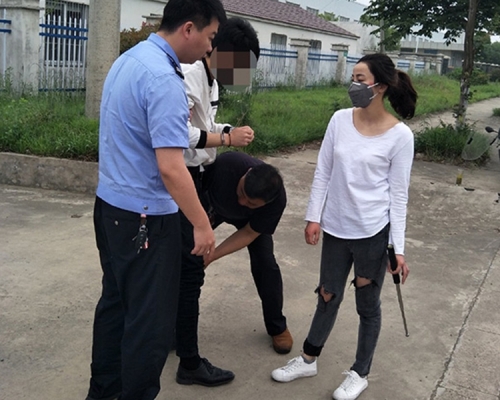 猥褻疑犯被在附近守候的民警合力圍捕。 網上圖片