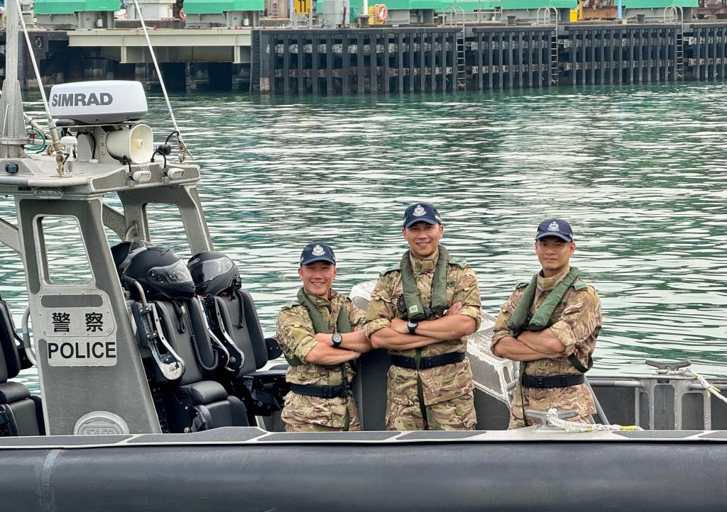 警長劉達賢、鄭浩文和警員陳藝揚(左至右)講述當日拯救12位墮海者的經歷。 警長劉達賢、鄭浩文和警員陳藝揚(左至右)講述當日拯救12位墮海者的經歷。