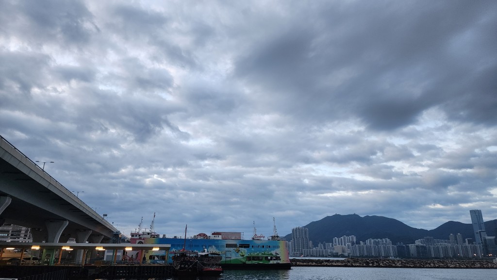大致多雲,日間短暫時間有陽光及炎熱,市區最高氣溫約32度,新界再高一兩度。 大致多雲,日間短暫時間有陽光及炎熱,市區最高氣溫約32度,新界再高一兩度。