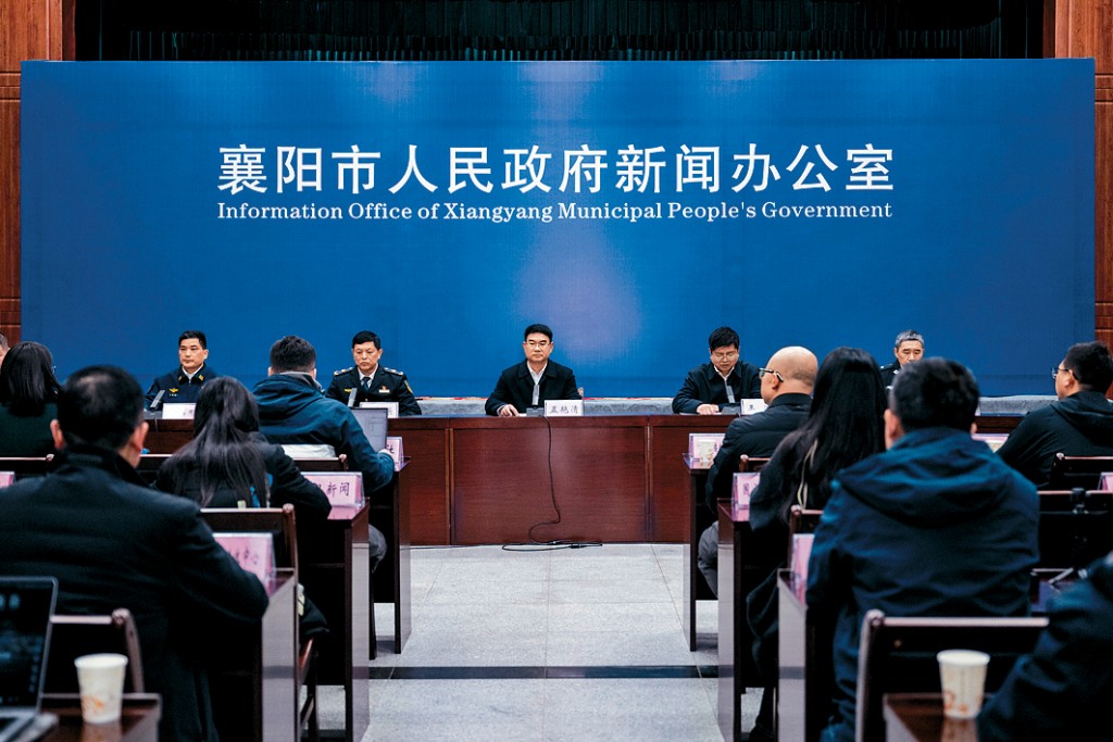 湖北襄陽市政府就煙花爆燃事故舉行記者會。