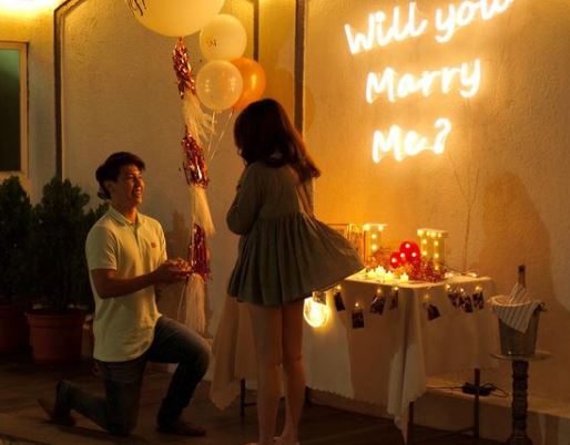 男方跪低求婚，誠意十足。
