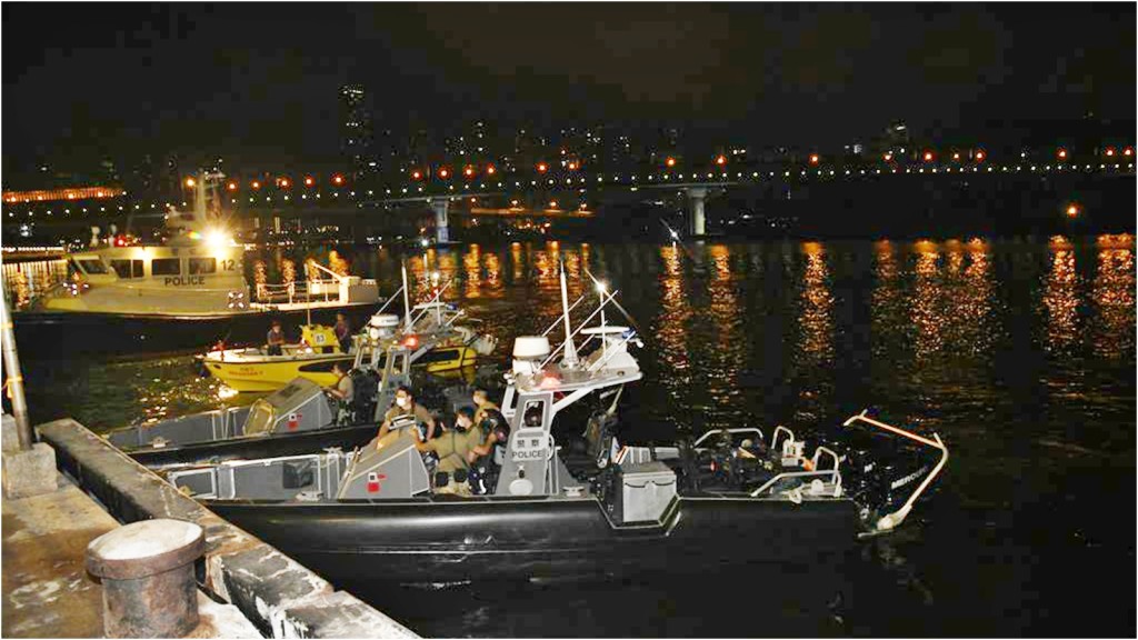 水警出動小艇救援。
