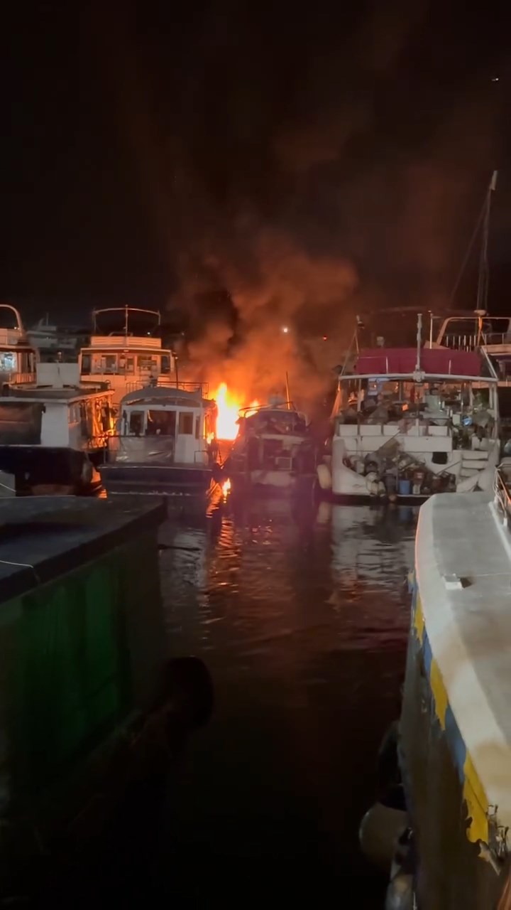 西貢萬年街對開海面有遊艇起火。網上片段截圖