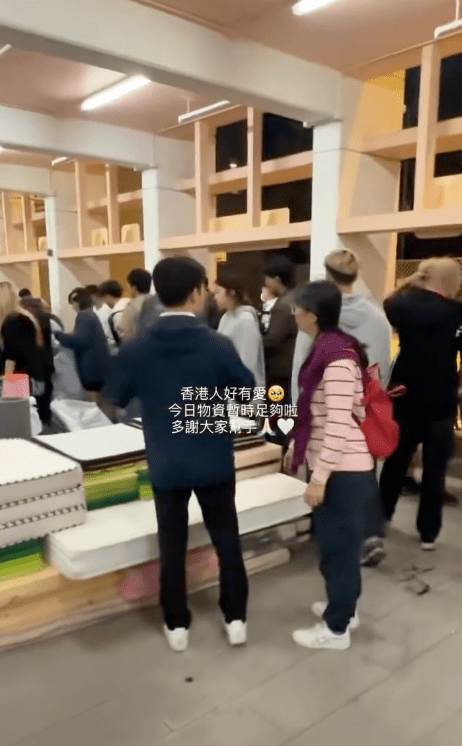 市民將物資運送到其中一個收集點大埔文娛中心的情景。帖文者在影片附上字句:香港人好有愛。Thread@natnat_is_me 市民將物資運送到其中一個收集點大埔文娛中心的情景。帖文者在影片附上字句:香港人好有愛。Thread@natnat_is_me