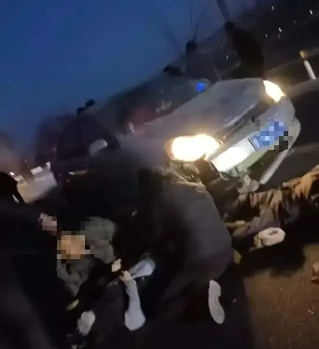 甘肅蘭州大年初三有近20人的家族在公路祭祖時,被汽車撞倒致2死3重傷。 甘肅蘭州大年初三有近20人的家族在公路祭祖時,被汽車撞倒致2死3重傷。