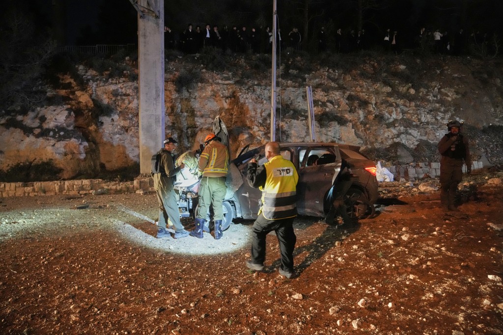 耶路撒冷警方在高速公路區域清理碎片。美聯社 耶路撒冷警方在高速公路區域清理碎片。美聯社