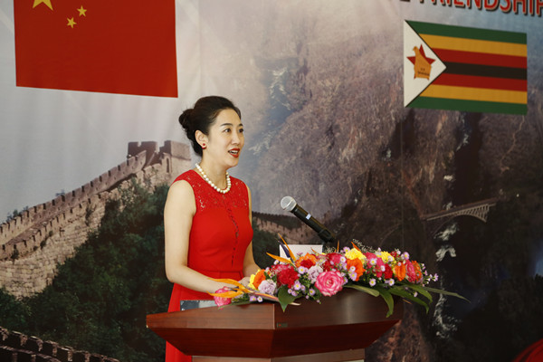 王薇任駐津巴布韋大使夫人時攝。外交部