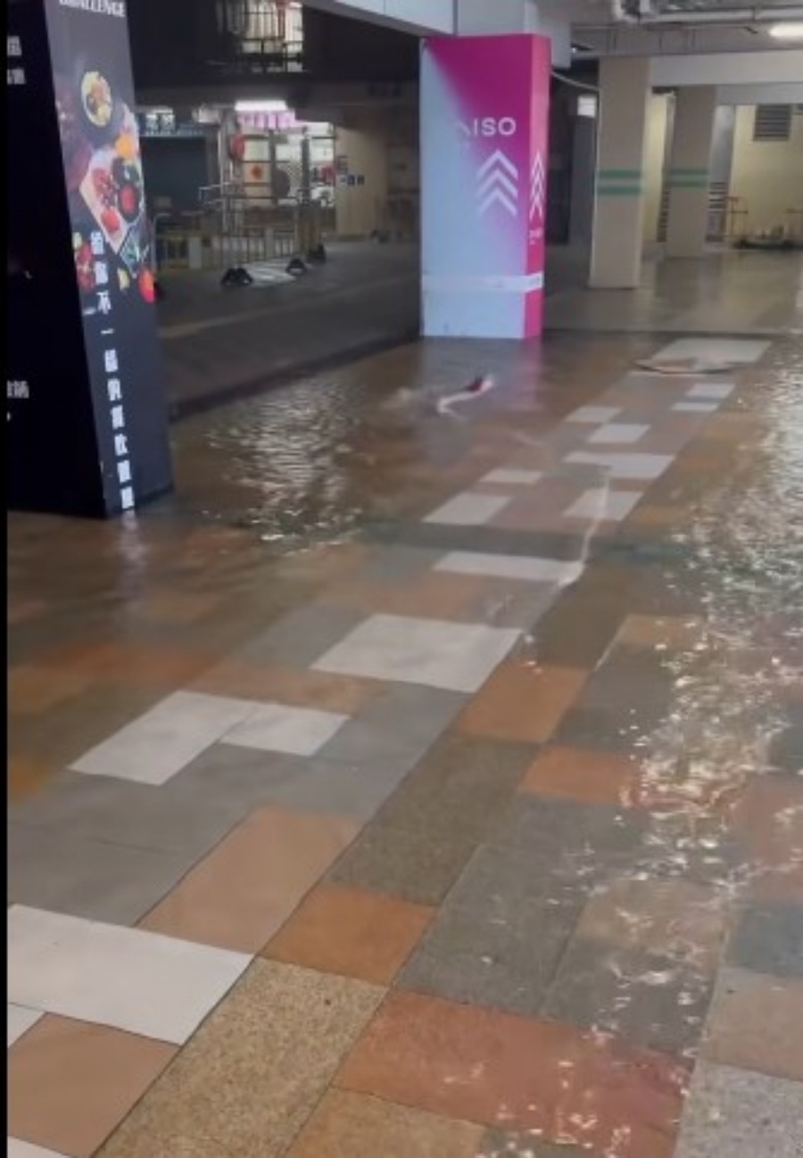 商場水浸變水池。網上影片截圖 商場水浸變水池。網上影片截圖