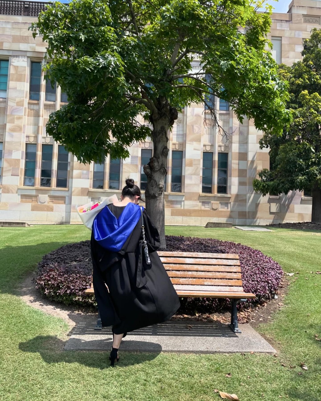 叶蕴仪昨日（26日）在IG分享一张女儿穿上毕业袍的照片，并透露子女都硕士毕业。