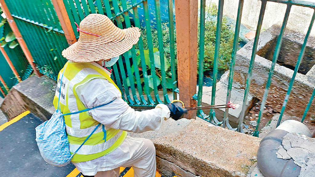 ■ FEHD staff went to the park to carry out rodent control work.