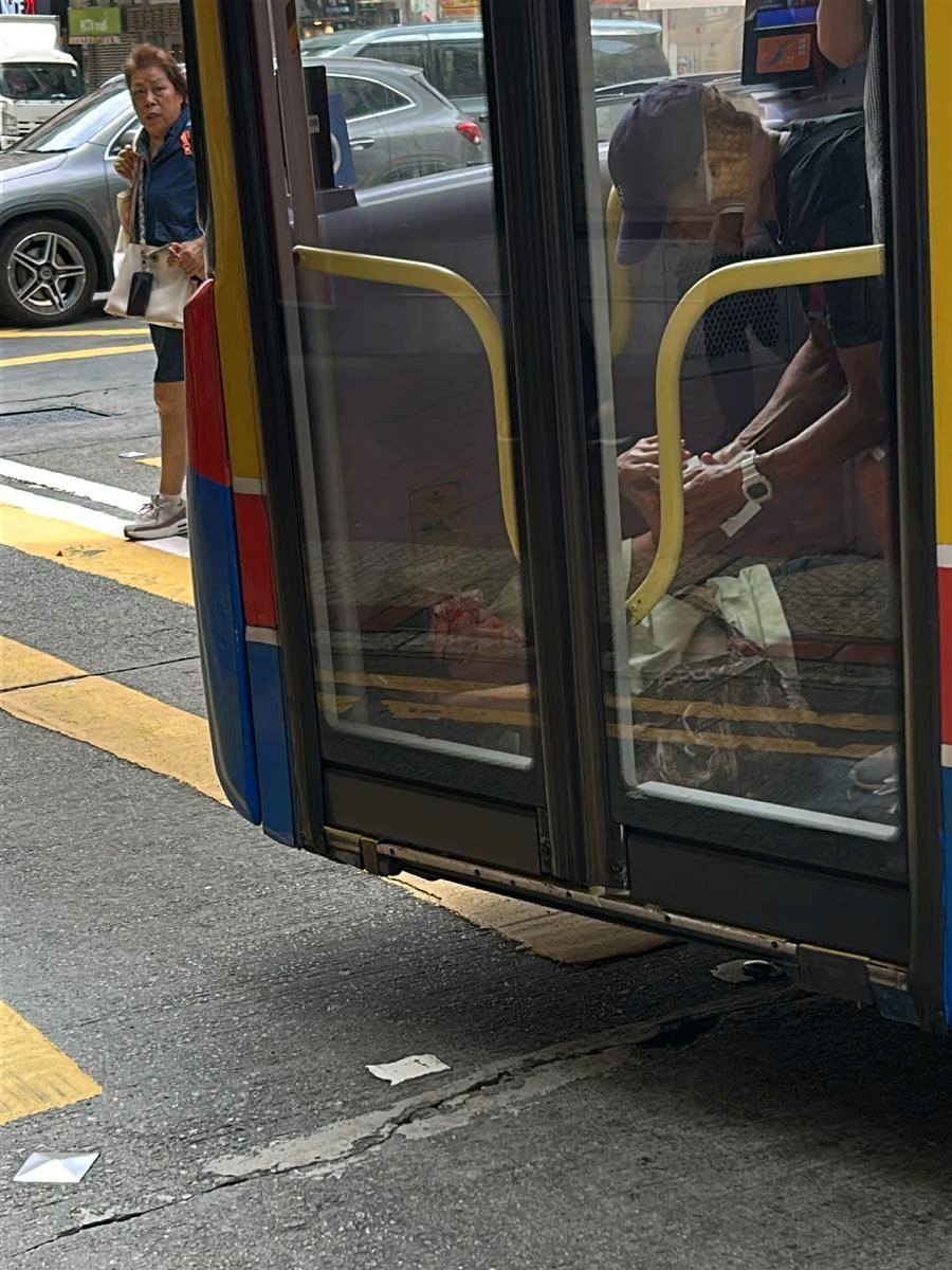 車長及其他熱心乘客協助傷者。 車長及其他熱心乘客協助傷者。
