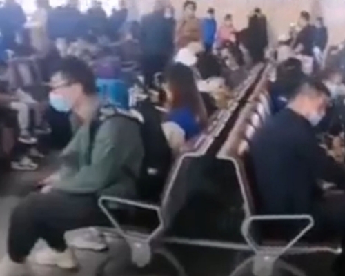 新疆航班大部分取消，火車站暫停運作，大批遊客被困。