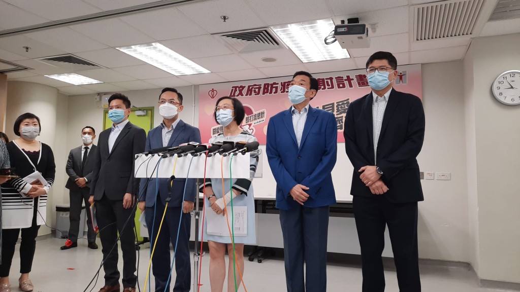 陳肇始（右三）表示，政府已採購逾94萬劑季節性流感疫苗，當中30萬劑預留學童接種。