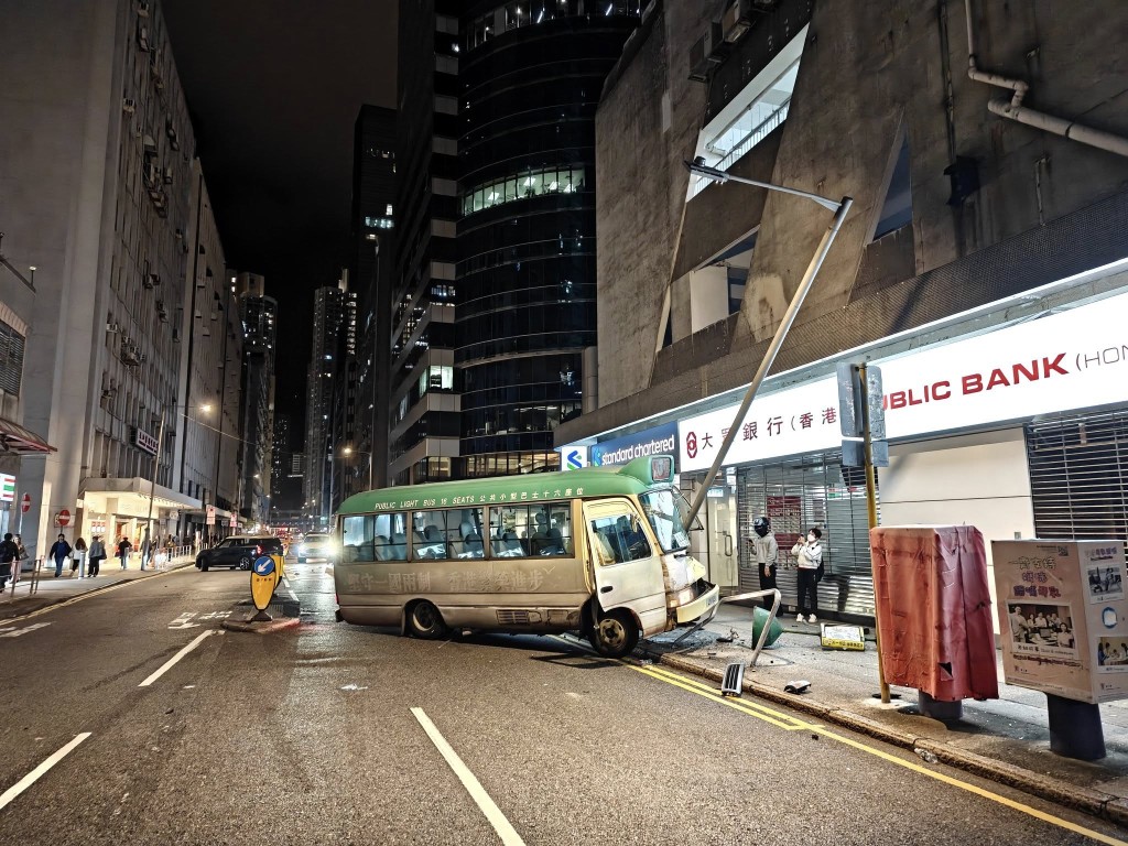小巴失控铲上行人路撞毁灯柱。（FB 马路的事讨论区图片）