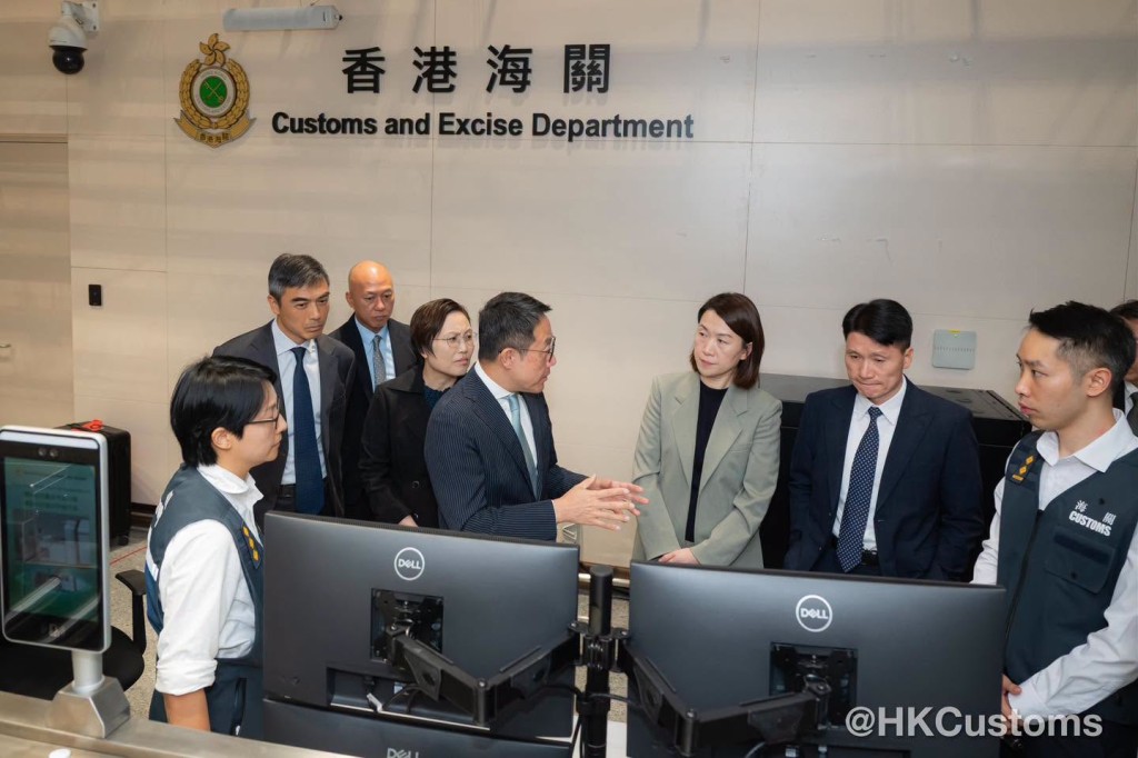 香港海關關長陳子達帶領海關領導層視察新皇崗口岸。海關FB
