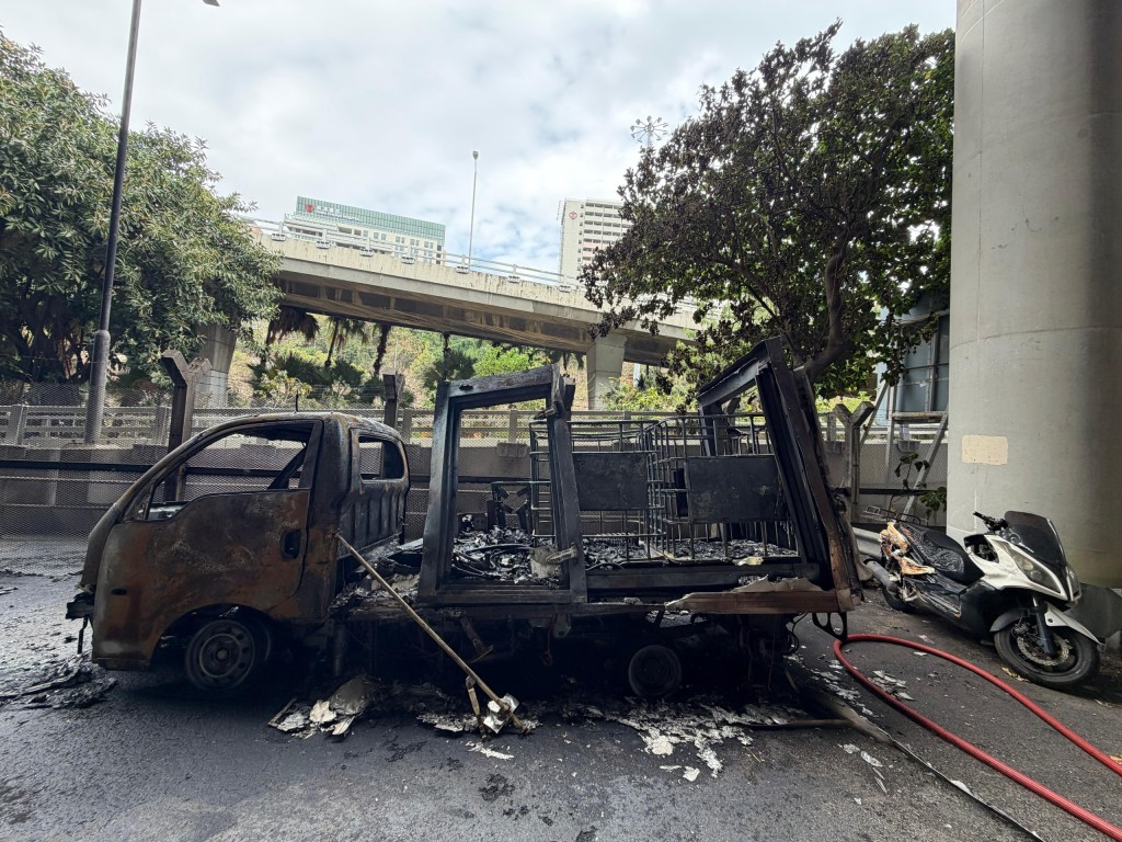 3月17日，葵涌貨櫃碼頭南路停車場一架懷疑用作流動非法油站的貨車發生火警。事故現場位於港鐵路段及三號幹線橋底，火勢及濃煙一度影響上方鐵路路段及行車幹道，增加交通意外風險。