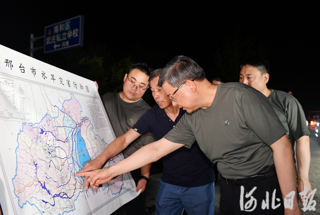 倪岳峰到災區視察指揮抗洪。