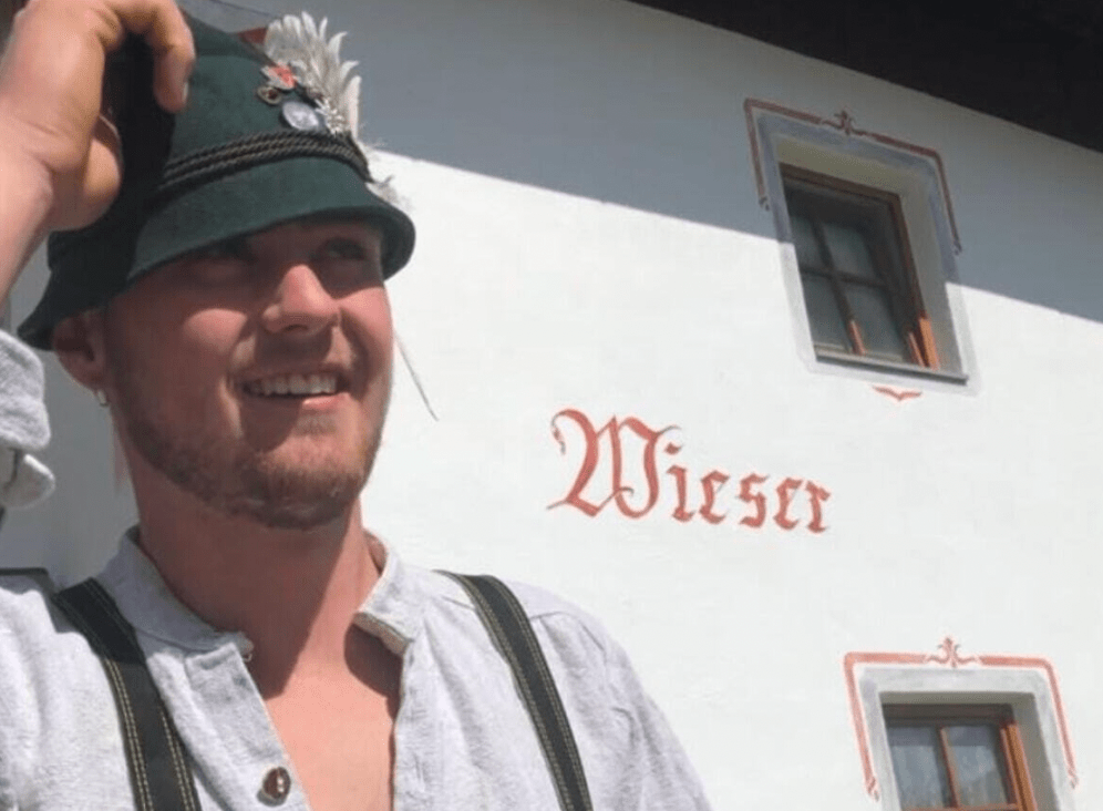 亚伦・恩格尔（Aaron Engl）于去年8月18日清晨在意大利玛尔加（Marga）山区一处工作的山间小屋附近，被两名游客发现，当时他倒卧在越野车旁，身边有一把电锯。X@pomeriggio5画面截图