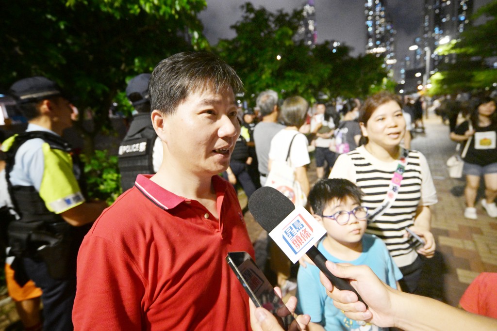 施先生表示，希望香港兴旺及繁荣，对“我爱香港”的图案印象深刻。
