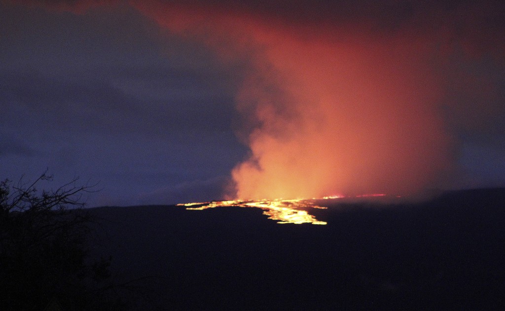 全球最大活火山、位於夏威夷的莫納羅亞火山（Mauna Loa）爆發。 AP