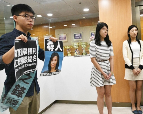 黃之鋒今早再到南區民政署辦公室,要求當區選舉主任馬周佩芬。