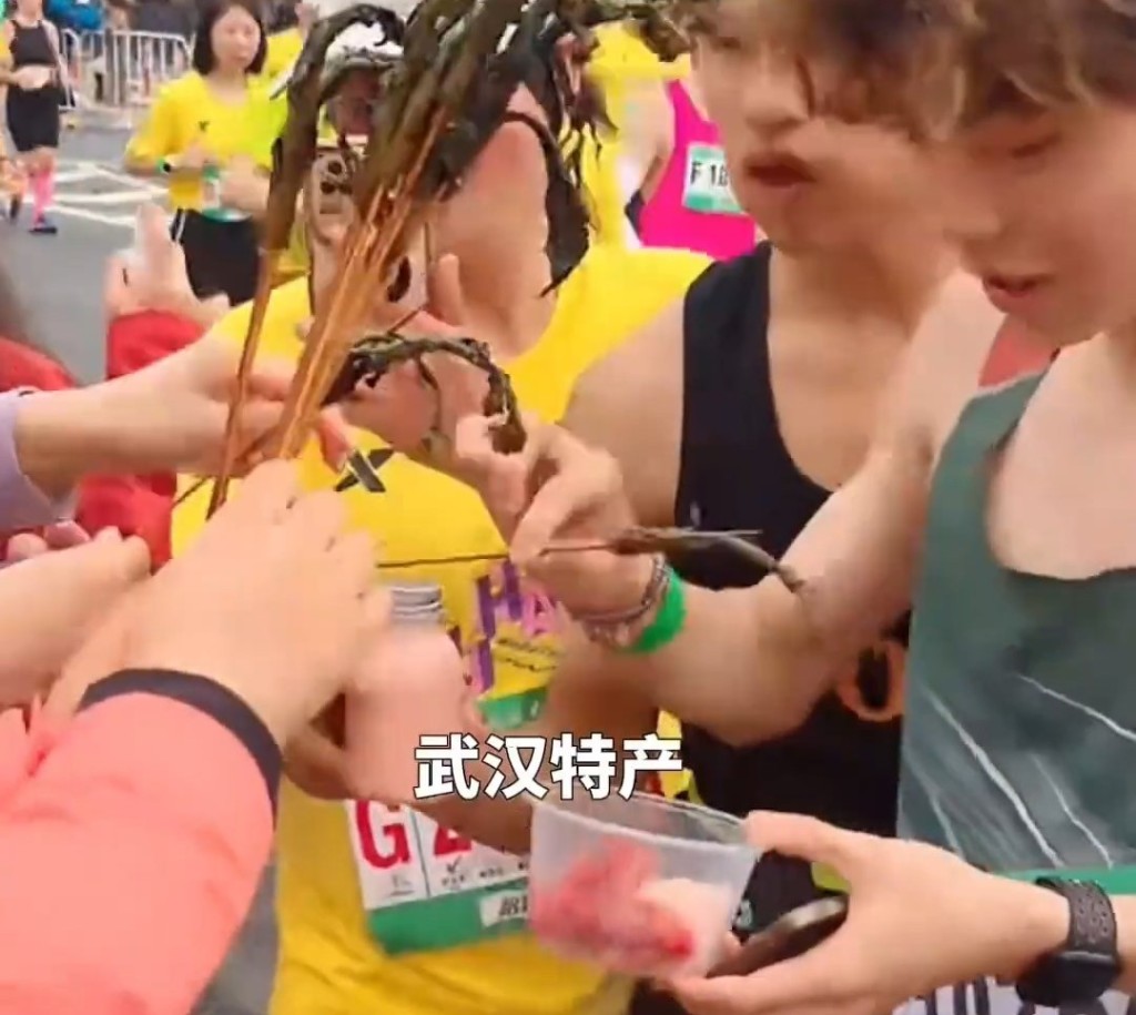 现场更派发武汉特产菜薹。