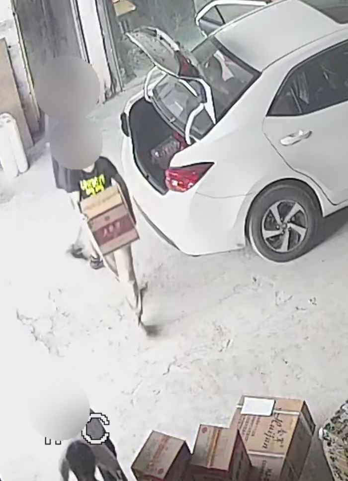 超市醒目店員發現有人3日內買走大量高級白酒，揭發詐騙洗錢案。