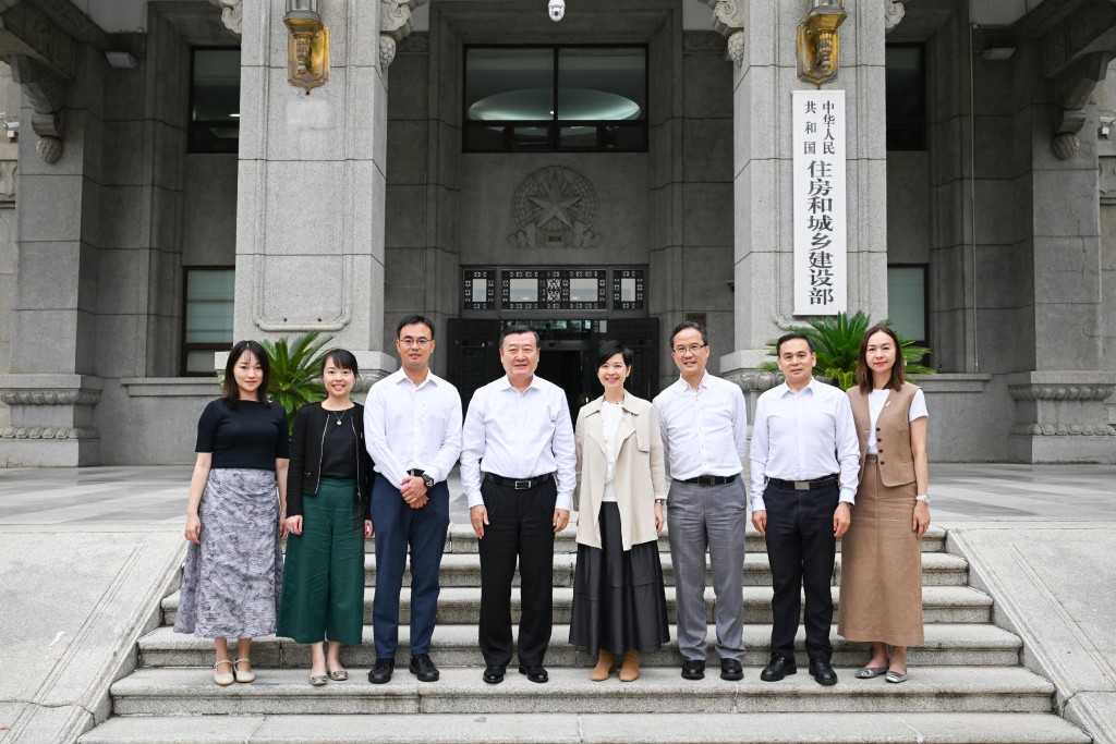 何永賢(右4)昨日拜訪國家住房和城鄉建設部部長倪虹(左4),介紹房屋局的工作。政府新聞處 何永賢(右4)昨日拜訪國家住房和城鄉建設部部長倪虹(左4),介紹房屋局的工作。政府新聞處