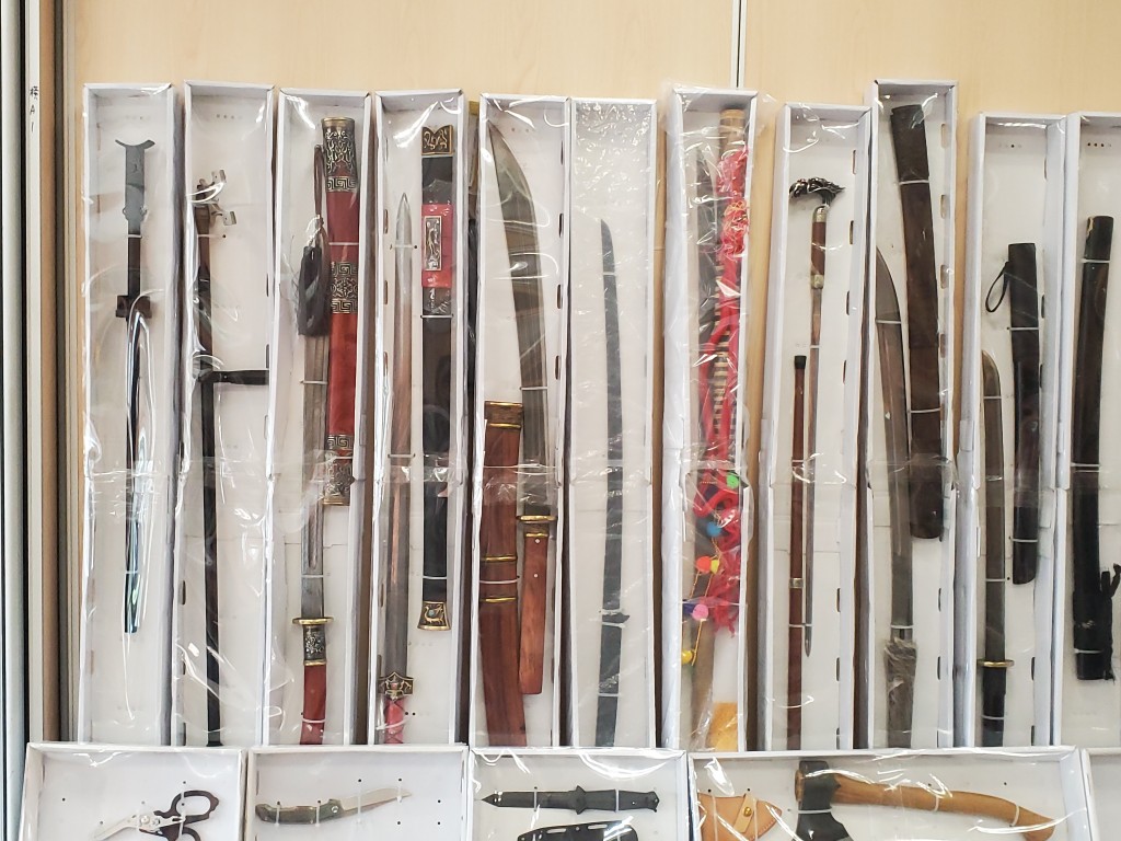 警方搜获多件武器，包括一个「铁莲花」、五把摺刀、一把开山刀及一把斧头。