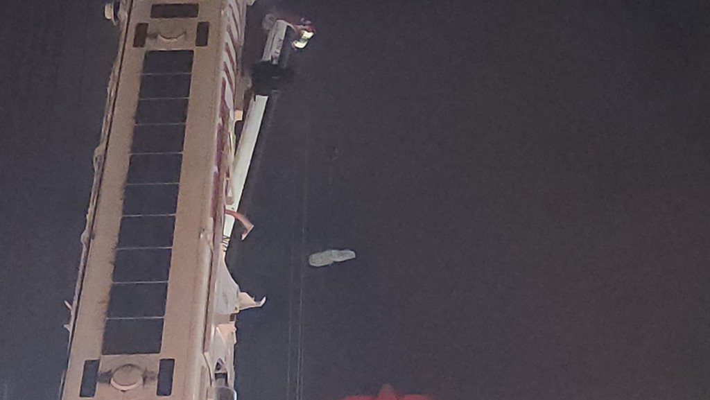 工人凌晨時分利吊臂車，將天秤主要部分吊起。黎志偉攝