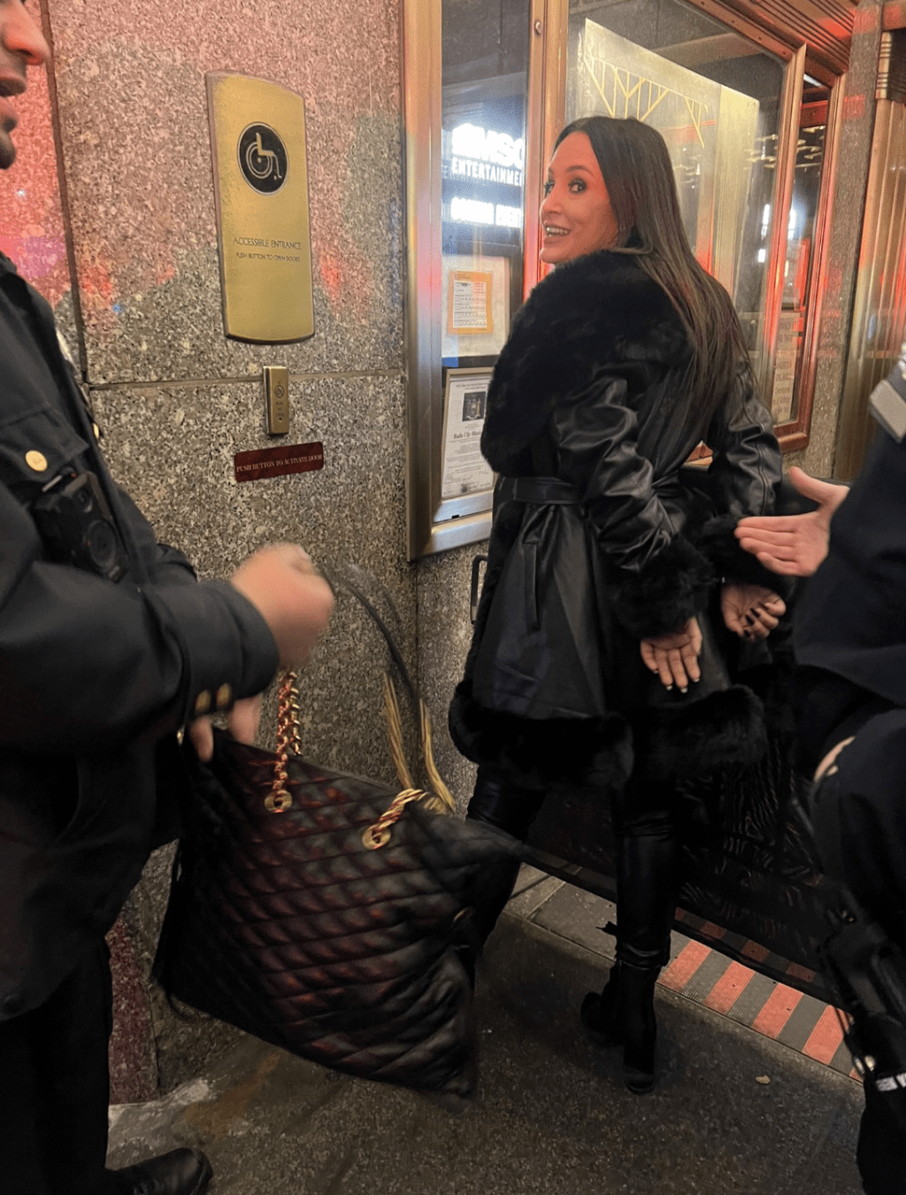 美国前AV女优丽莎（Lisa Ann Corpora）周日在纽约看脱口骚时，因被指使用了手机，被4名警察用手铐拖出剧院，事件引起争议。