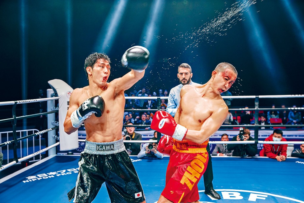 韓庚(右)戲中化身高齡拳手,事前更接受一連串訓練,操得一身fit爆身形。