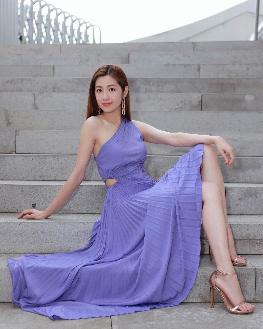 即使坐在楼梯时，陈自瑶的身材也完全没有走样。