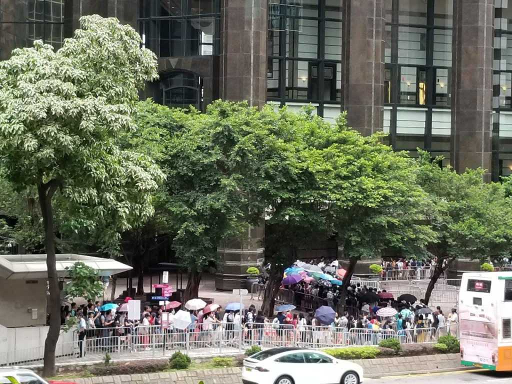 正前往書展的市民要耐心等候。