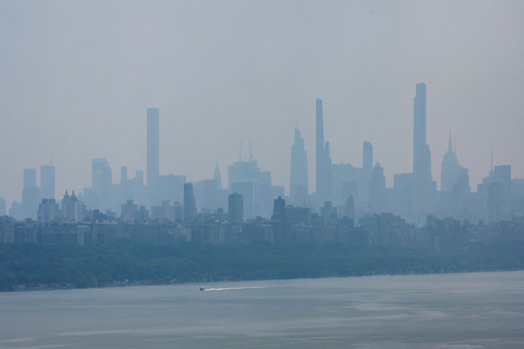 從美國新澤西州李堡看，加拿大山火造成的陰霾和煙霧籠罩在紐約市曼哈頓。路透社
