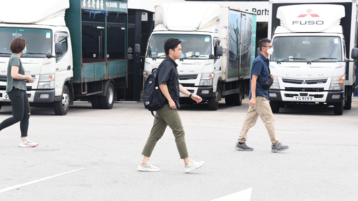 3名探員到汽車服務中心搜證。楊偉亨攝