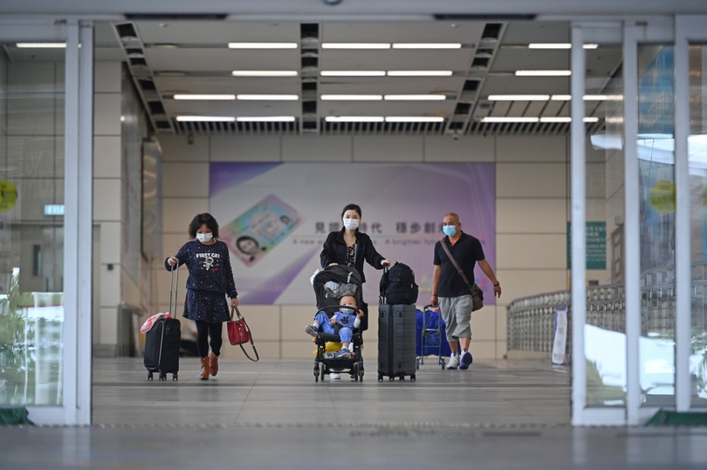 政府內外現時都有聲音，認為爭取回復中港人流應列為首要目標。資料圖片