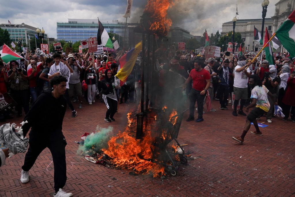 反以示威者焚燒美國旗及內塔尼亞胡的假人抗議。路透社