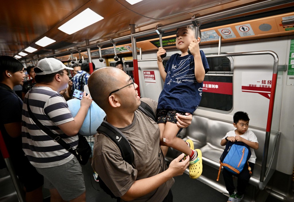 巿民參觀白頭車車廂。