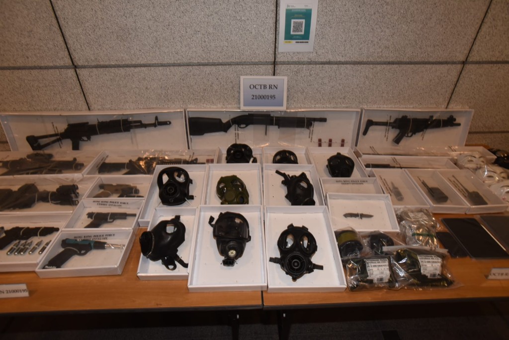 警方撿獲一批仿製槍械、伸縮棍、防毒面具、濾罐等。